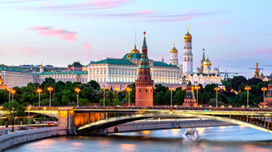 moskva-river-with-long-exposure-near-kremlin-evening-moscow-russia