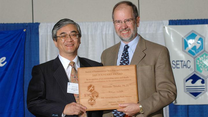 Shinsuke Tsanabe receiving the SETAC Founders award at the 2005 SETAC Baltimore meeting